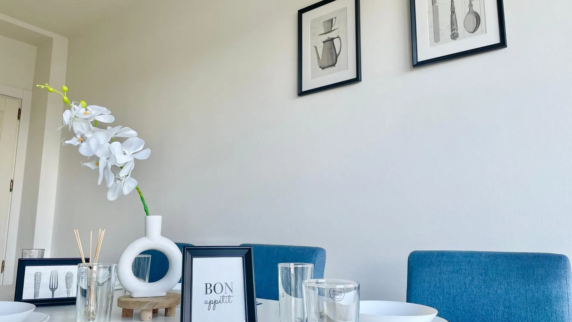 90 M2 Stylish 2 Bedroom Apartment With Balcony Vienna