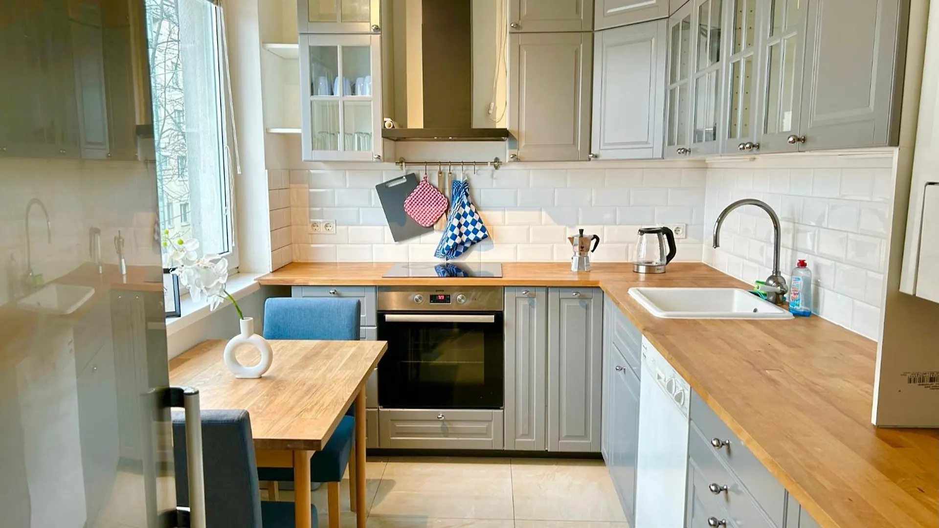 90 M2 Stylish 2 Bedroom Apartment With Balcony Vienna