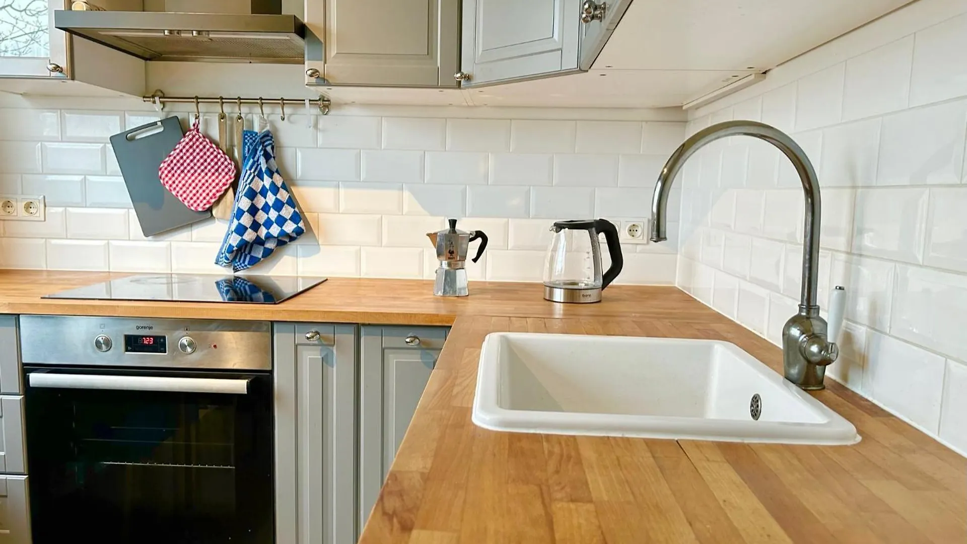 90 M2 Stylish 2 Bedroom Apartment With Balcony Vienna