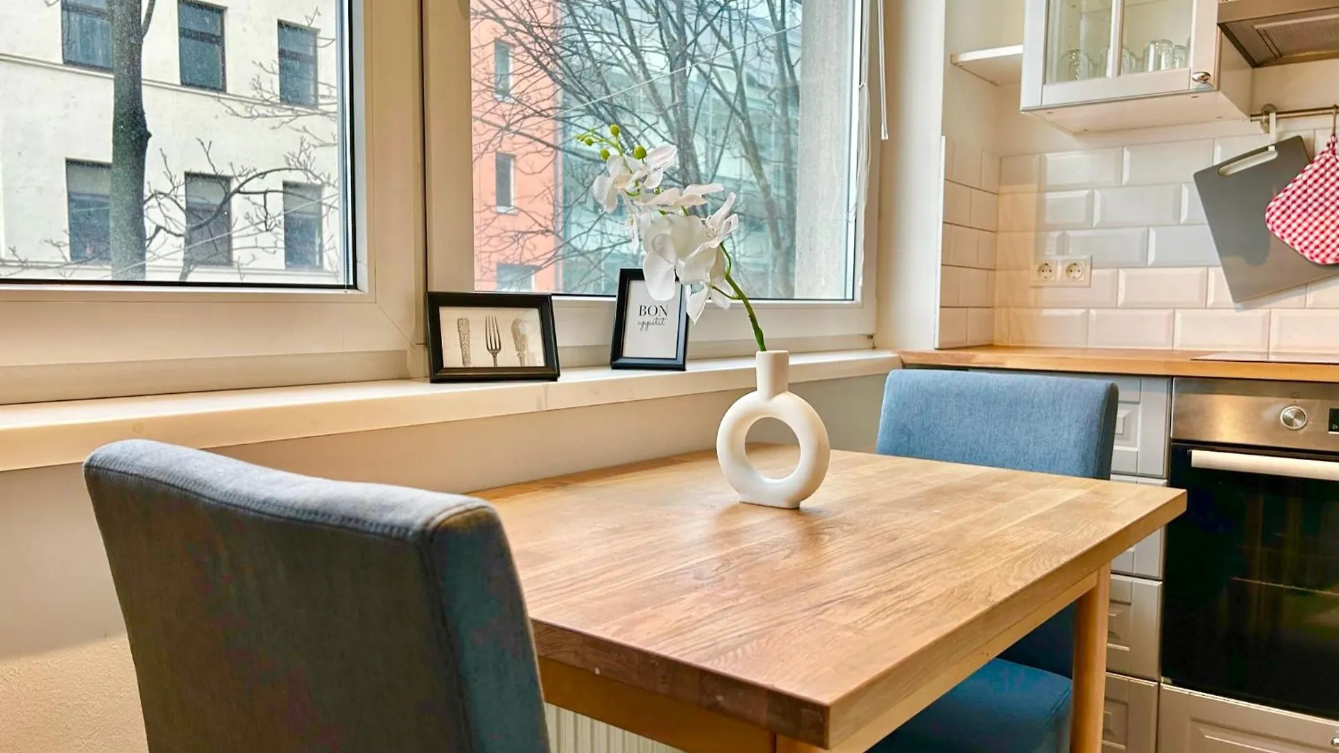 90 M2 Stylish 2 Bedroom Apartment With Balcony Vienna